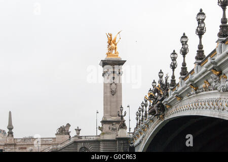 Le Pont Alexandre III, un magnifique pont en arc pont qui enjambe la Seine à Paris, France. Banque D'Images