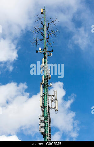 Mât d'antenne radio avec divers systèmes de télécommunications mobiles et d'autres, Banque D'Images