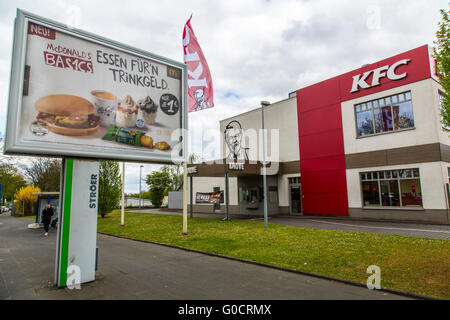 Affiche publicitaire pour MCDONALD'S restaurants fast-food, en face d'une succursale de Kentucky Fried Chicken restaurant à Essen, Banque D'Images