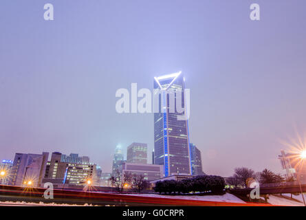 Temps de brouillard au-dessus de la Caroline du Nord charlotte skyline Banque D'Images