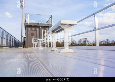 Des gradins vides dans les lignes, prises dans une école moderne stade sports facility Banque D'Images