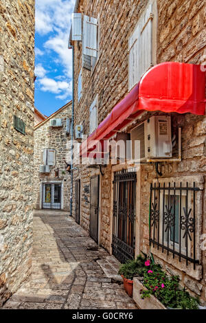 Ruelle pittoresque dans la vieille ville de Budva, Monténégro. Banque D'Images