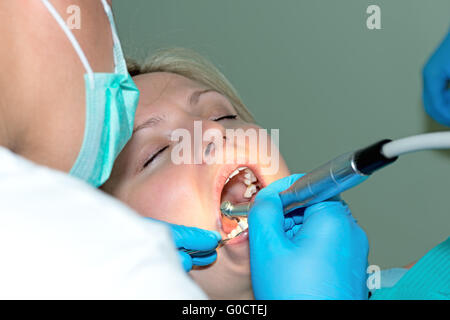 Close-up of young female ayant ses dents nettoyées Banque D'Images