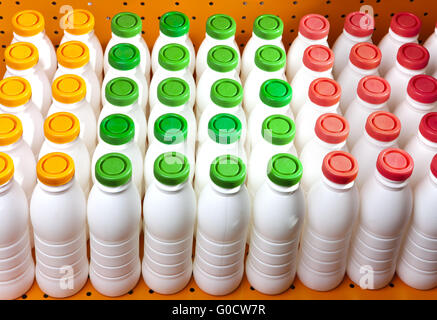 Bouteilles avec des couvertures sur une étagère dans la boutique Banque D'Images