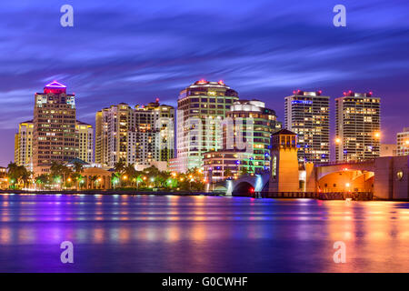 West Palm Beach, Floride, USA skyline sur l'Intracoastal Waterway. Banque D'Images