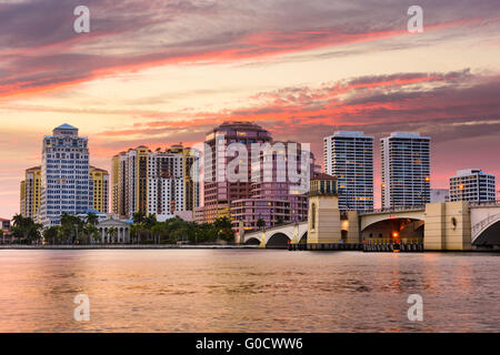 West Palm Beach, Floride, USA skyline sur l'Intracoastal Waterway. Banque D'Images