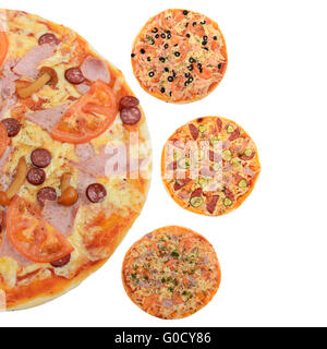 Collage de pizza mixte de haut sur blanc Banque D'Images