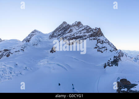 Fermer la vue du fameux sommet de la Jungfrau Jungfraujoch sur plate-forme de vue au crépuscule en hiver, sur l'Oberland bernois, Switze Banque D'Images