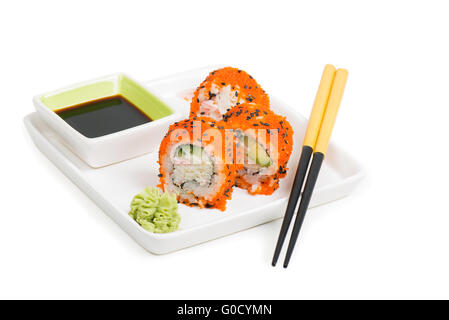 Maki rouleaux de sushi sur la plaque avec des baguettes Banque D'Images