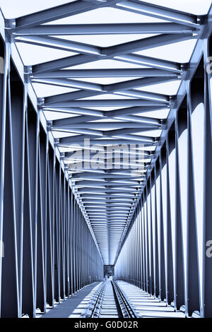 Pont métallique de chemin de fer en perspective - ton bleu Banque D'Images