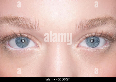 Jolie yeux bleus d'une jeune femme Banque D'Images