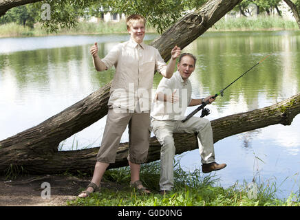 Le père avec le fils de la pêche, montre la taille de Banque D'Images