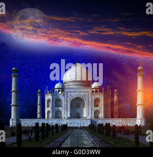 Taj Mahal par la lumière de la pleine lune à Agra Banque D'Images