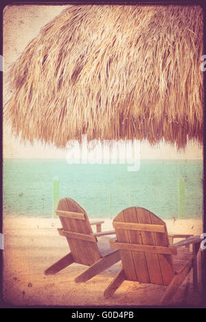 Locations de scène de plage avec des chaises, de la plage, l'océan et en refuge avec texture rétro vintage Banque D'Images
