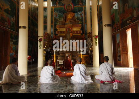 Les nonnes méditer dans un temple bouddhiste à Kep, au Cambodge Banque D'Images