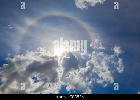 Arc-en-ciel Halo fantastique dans le ciel fond beautyful. Banque D'Images