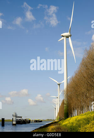 Le long de la turbine éolienne Hartelkanaal près de l'Europoort, Rotterdam, Pays-Bas Banque D'Images