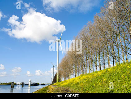 Le long de la turbine éolienne Hartelkanaal près de l'Europoort, Rotterdam, Pays-Bas Banque D'Images