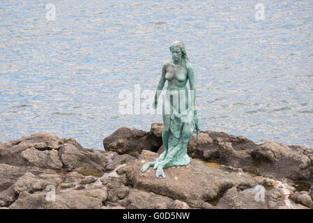 Statue de Selkie ou le sceau de l'épouse dans le village d'Mikladalur sur Kalsoy Banque D'Images