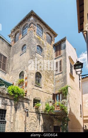 Voir l'architecture d'une rue dans la vieille ville en Toscane Banque D'Images