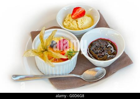 Crème brûlée. Crème dessert à la vanille avec le sucre caramélisé sur le dessus avec la crème glacée et les fruits Banque D'Images