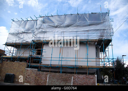 Un échafaudage sur une maison rénovée à Londres Banque D'Images