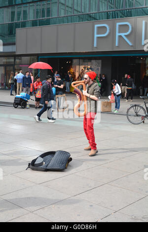 Musicien de rue sur l'Alexanderplatz à Berlin Banque D'Images