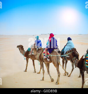 Groupe de touristes passe pour un safari en chameau dans le désert. Paysage du Sahara Banque D'Images