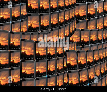 Smart-phones noir avec des images de coucher de soleil dans les lignes Banque D'Images