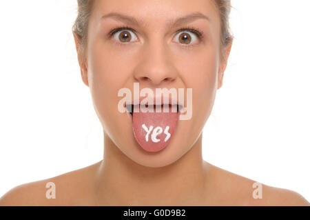 Femme met la langue avec une inscription oui Banque D'Images