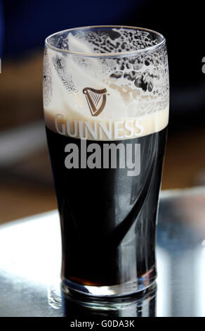 Pinte de Guinness au bar Gravity, la Guinness Storehouse, Dublin, Irlande Banque D'Images