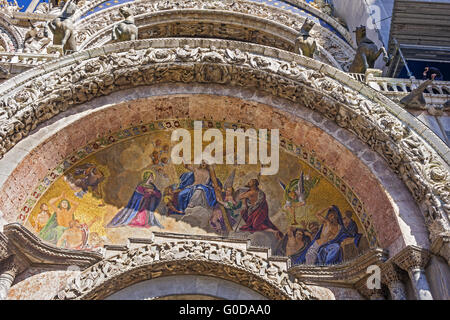 Peinture murale sur porte d'entrée de la Basilique de San Marco V Banque D'Images