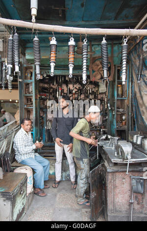 Les Indiens locaux non identifiés posent pour l'appareil photo le mécanicien de la rue Old Delhi en Inde. Banque D'Images