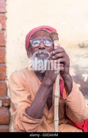 Les gens non identifiés posent pour l'appareil photo dans la rue de la vieille ville de Delhi, Inde. Banque D'Images