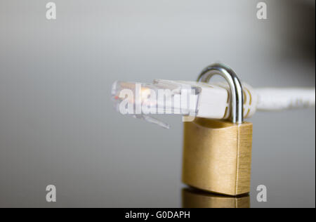 Petit cadenas avec cable ethernet, concept de sécurité internet Banque D'Images