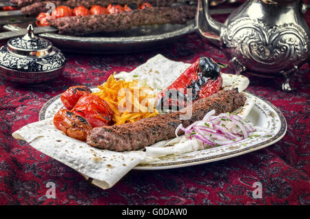 Koobideh grillé accompagné de légumes et de pain plat Banque D'Images