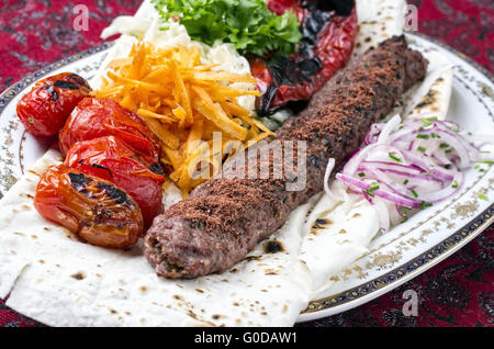 Koobideh grillé accompagné de légumes et de pain plat Banque D'Images