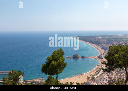 Costa Brava, surplombant la plage de Blanes à partir de Banque D'Images