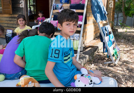 Cinq enfants syriens réfugiés reçoivent un abri temporaire dans un camp sur l'île grecque de Lesbos après la traversée de la Turquie Banque D'Images