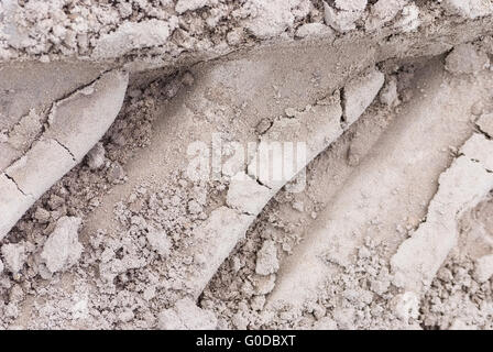 La texture. trail des pneus sur le sable craquelé la couverture du sol. Banque D'Images