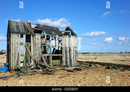 Ancien refuge de pêcheur abandonné sur la plage de galets de Dungeness Kent Angleterre Royaume-Uni.Le paysage désolatif est un favori des photographes Banque D'Images