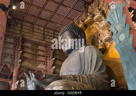 Plus grand Bouddha de bronze statue dans le Temple Todai-ji à Nara, au Japon. Banque D'Images