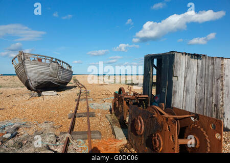 Bateau de pêche et treuil abandonnés sur Dungeness Shingle Beach Kent Angleterre Royaume-Uni.Le paysage désolatif est un favori des photographes Banque D'Images