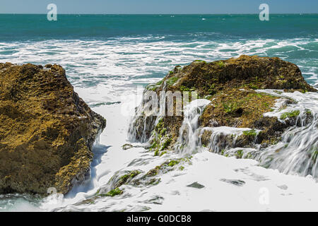 Rolling wave Turquoise claquant sur les roches . Banque D'Images