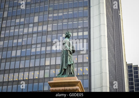 Montréal, Canada - le 13 juin 2015 : statue de la reine Victoria dans Square Victoria Montréal, Québec, Canada. Banque D'Images