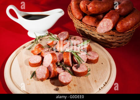 Tranches de vie toujours les saucisses sur une assiette avec le romarin Banque D'Images