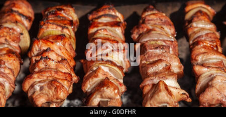 Des brochettes avec des oignons. Tranches de viande juteuse en préparation dans la chaleur. De délicieux repas juteux Banque D'Images