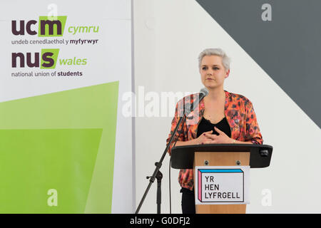 Beth NUS Bouton Président du Pays de Galles à Cardiff, Pays de Galles, parle de l'avant d'un récupérer la marche de nuit. Banque D'Images