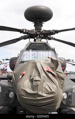 Helcopter AH-64 Apache sur la Royal Navy Landing P Banque D'Images