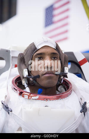 L'astronaute de la NASA Victor Glover avant de descendre dans la piscine dans son Unité Mobilité extravéhiculaire combinaison spatiale au cours de la formation à l'ISS EVA Laboratoire de flottabilité neutre Johnson Space Center le 27 octobre 2014 à Houston, Texas. Banque D'Images